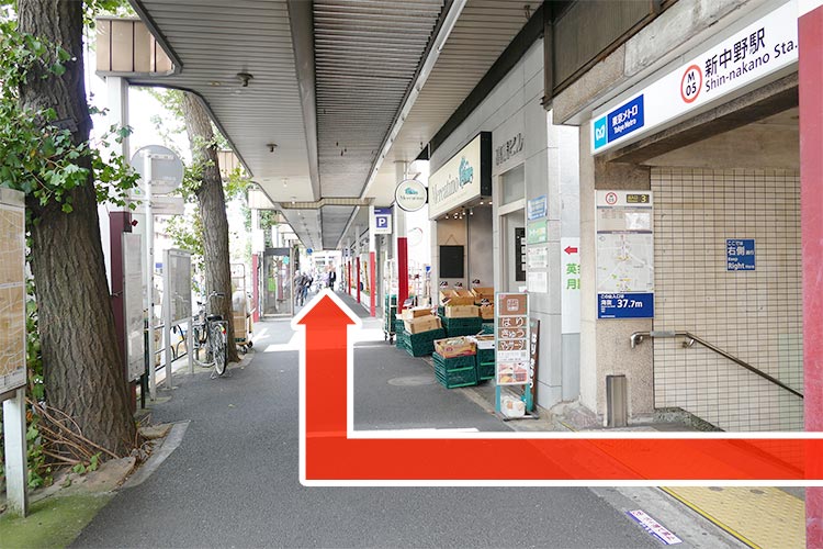 02階段を上がった先の商店街を右方向に進みます
