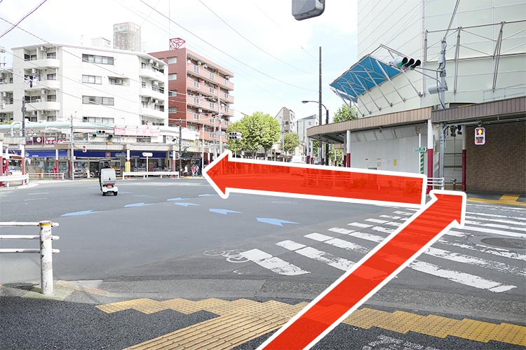 03交差点を対角の通りまで渡ります