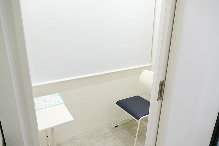 隔離室／室内は陰圧されており、一般外来フロアに空気が流れない仕組みとなっています